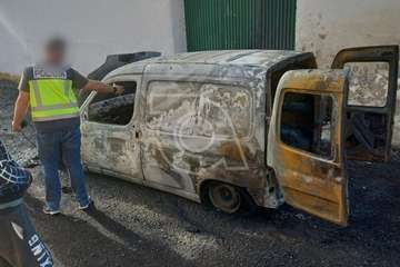 Un vehículo robado queda totalmente calcinado en el pueblo de Jinámar (Telde)/TA.